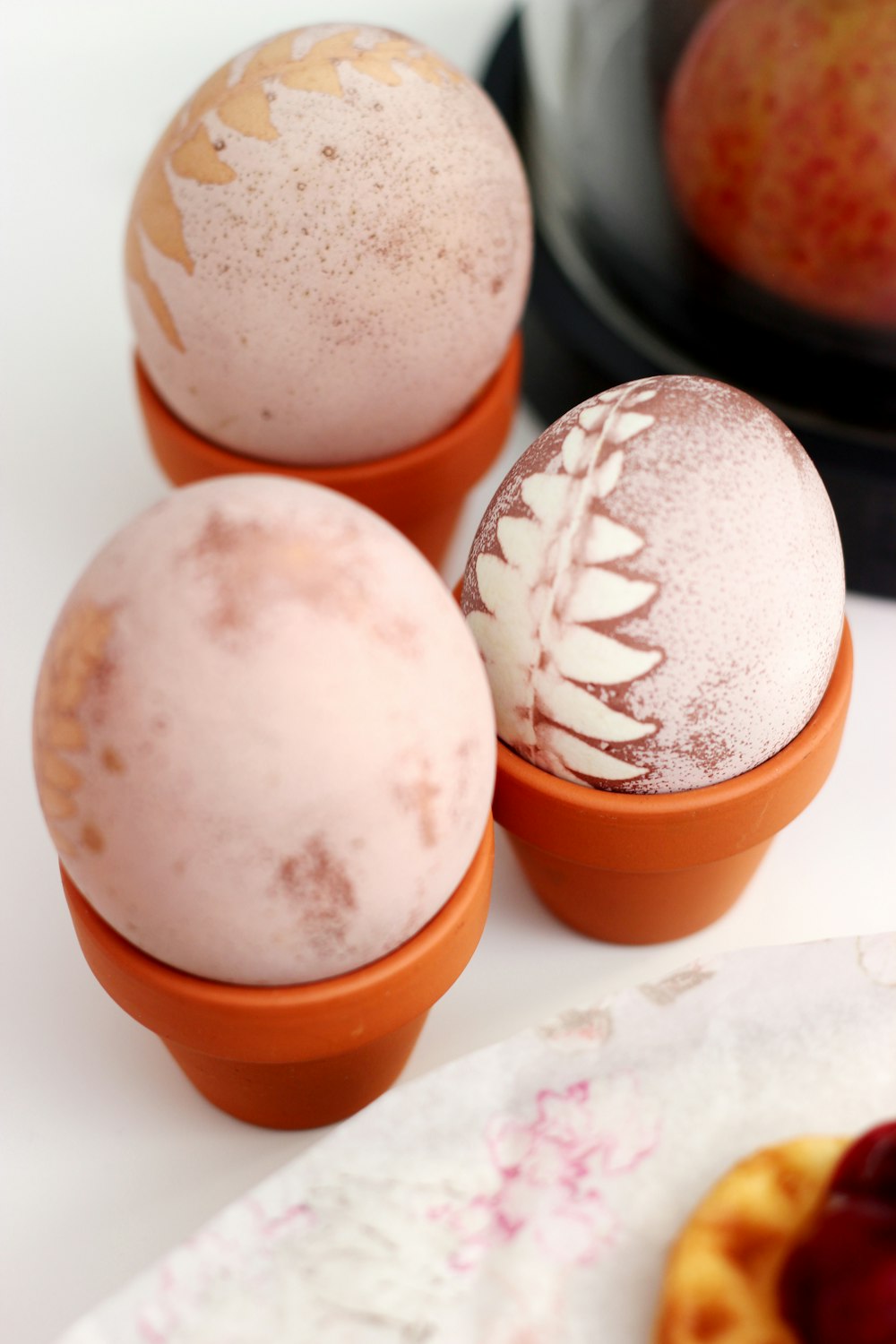 três ovos brancos em cima da superfície branca