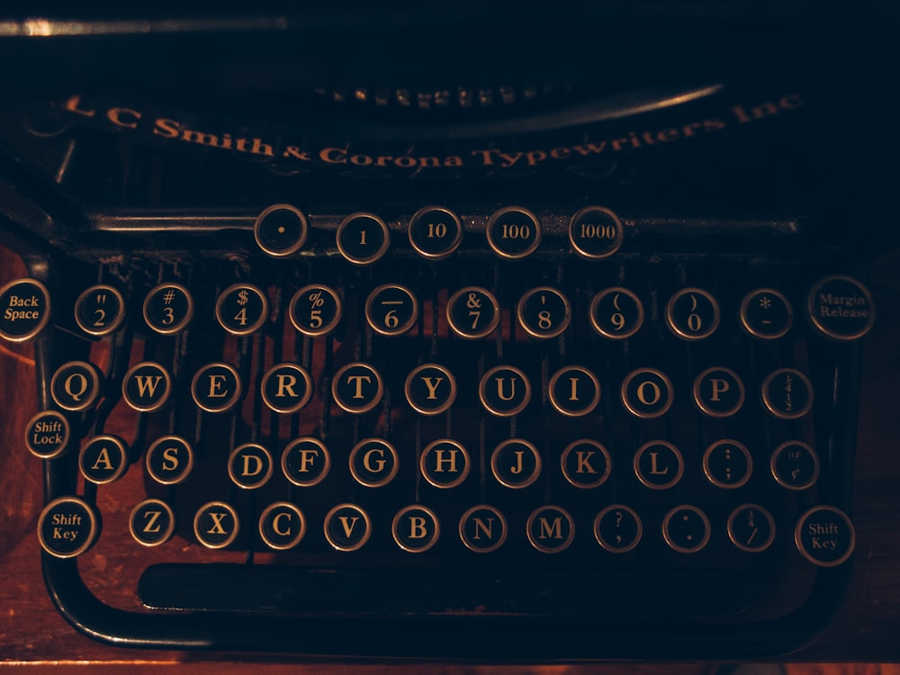 máquina de escribir negra y marrón