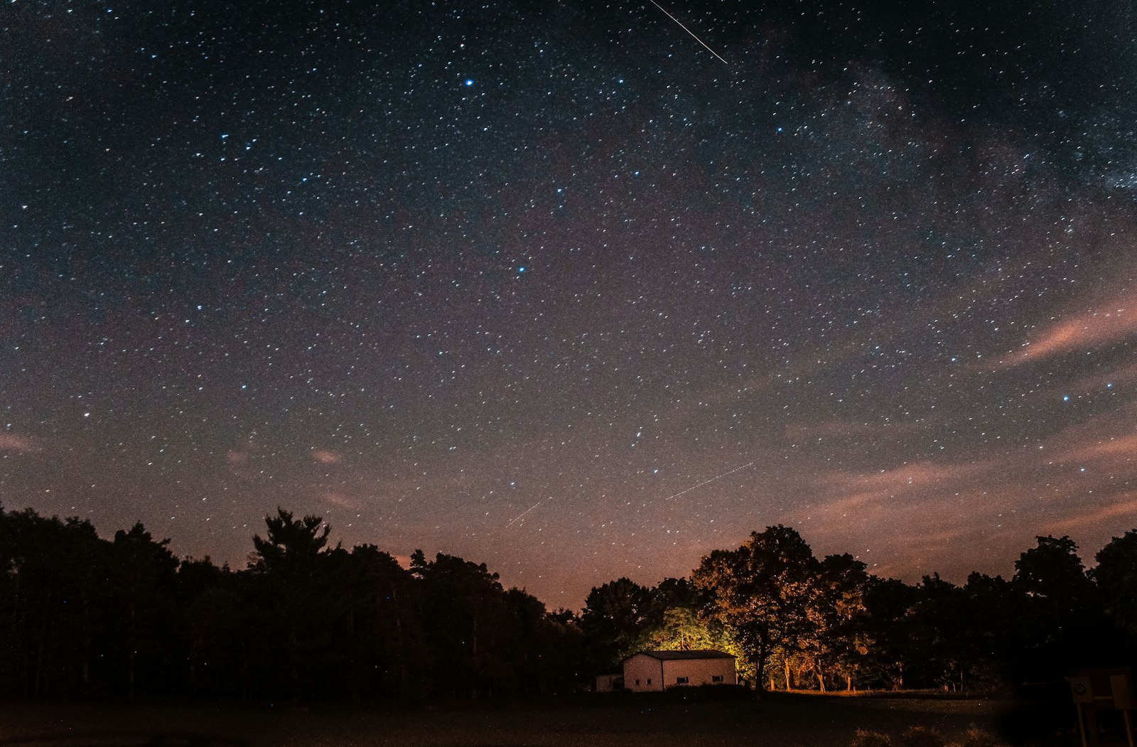 Canon EOS 7D + Canon EF-S 18-55mm F3.5-5.6 IS II sample photo. White house on forest photography