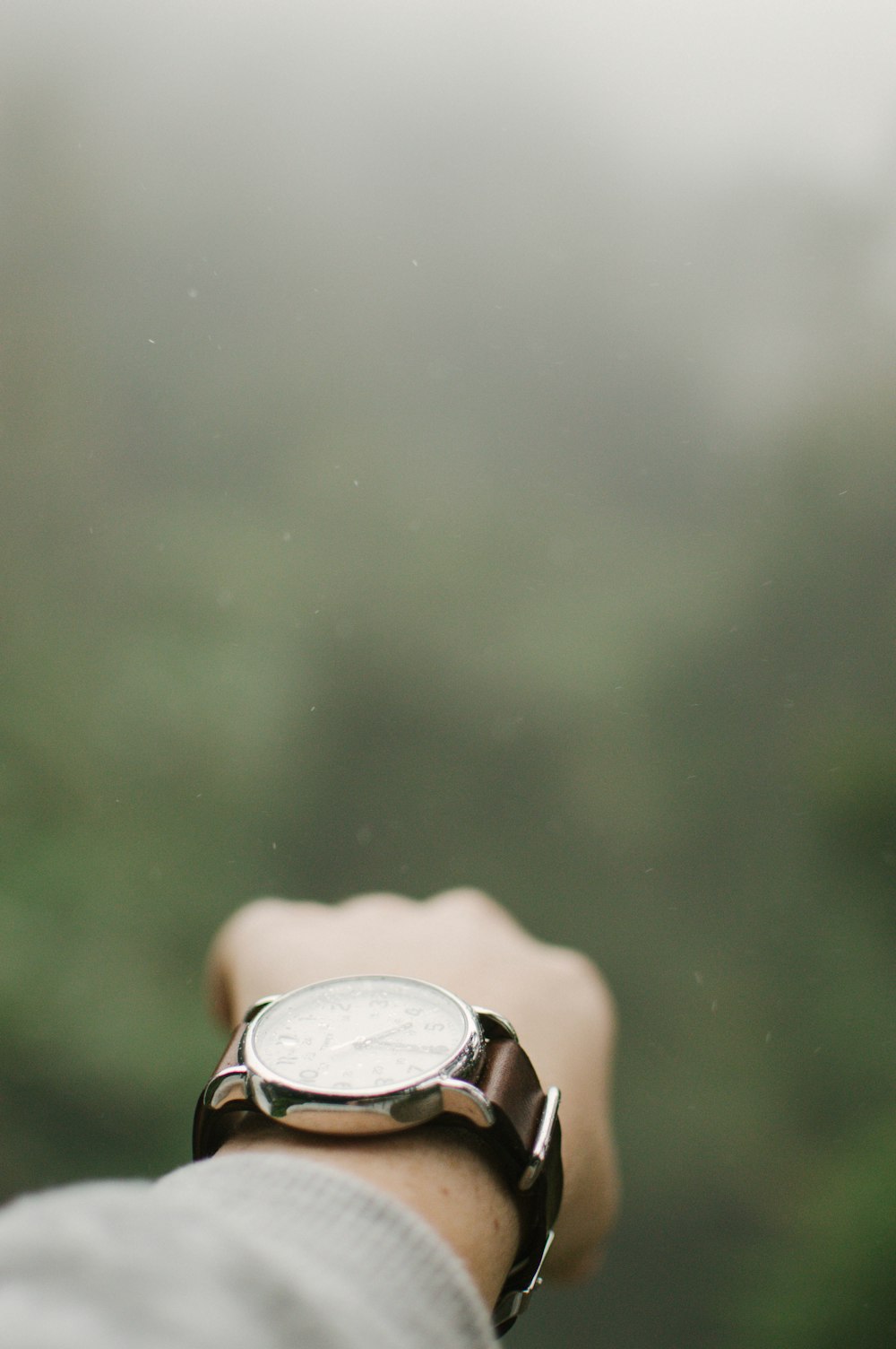 Fotografia con messa a fuoco selettiva di una persona che indossa l'orologio