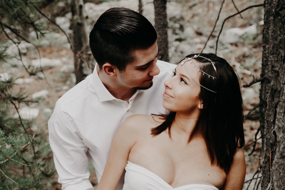 homme face à des femmes près de la forêt