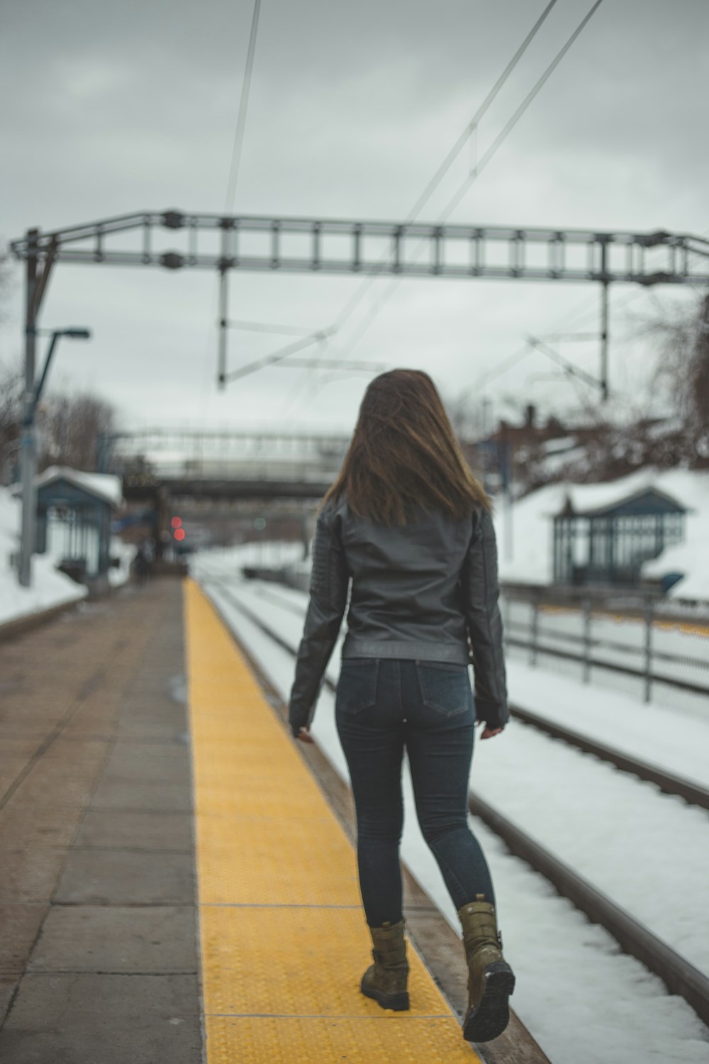 donna che cammina lungo la ferrovia
