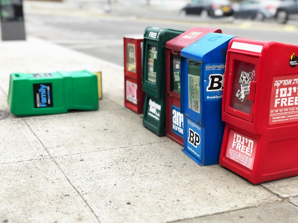 Buzones de correo de colores variados al lado de la calle