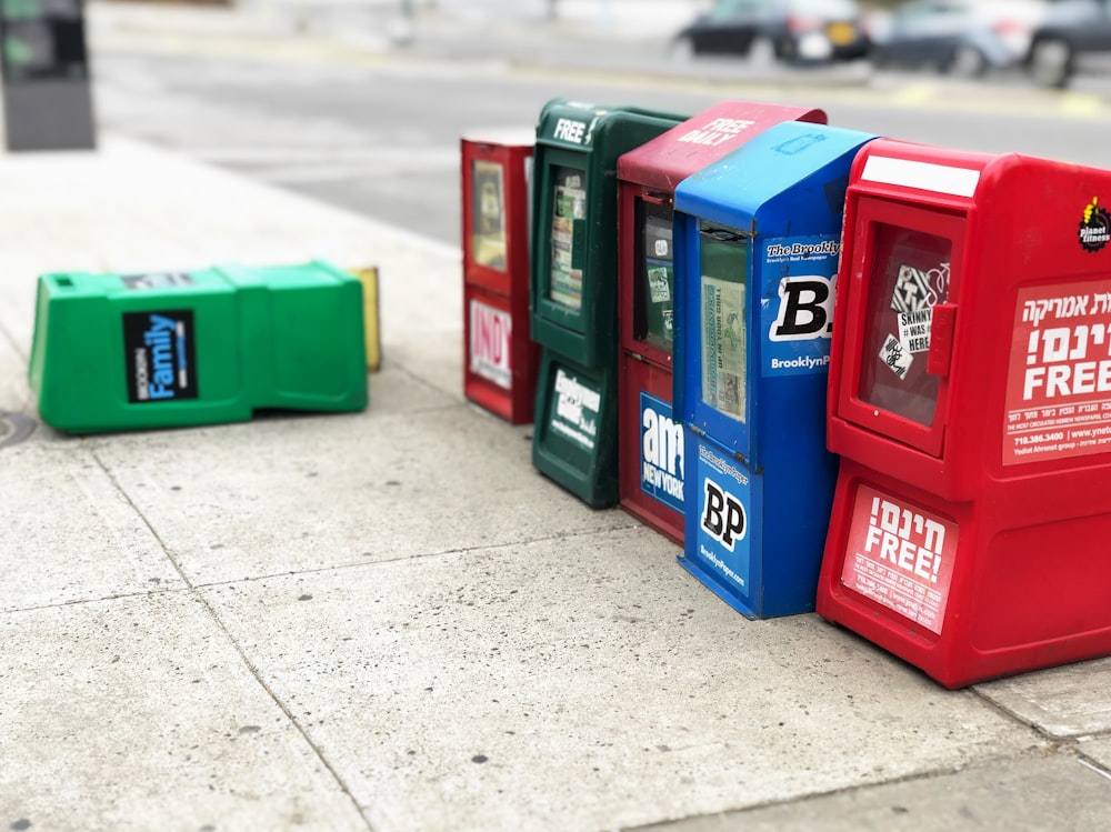 Bunte Briefkästen neben der Straße