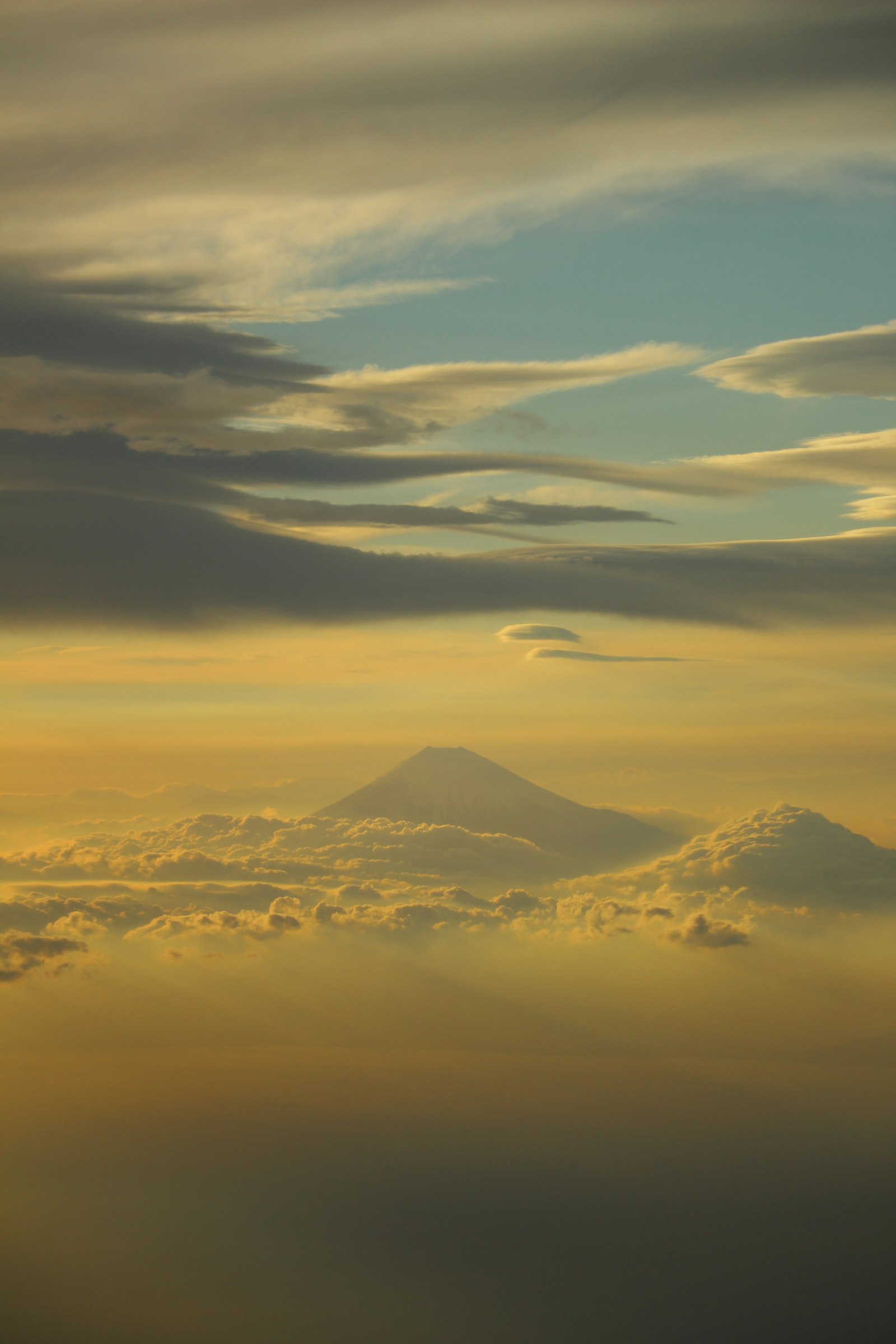 Canon EOS 700D (EOS Rebel T5i / EOS Kiss X7i) sample photo. Mountain covered by sky photography