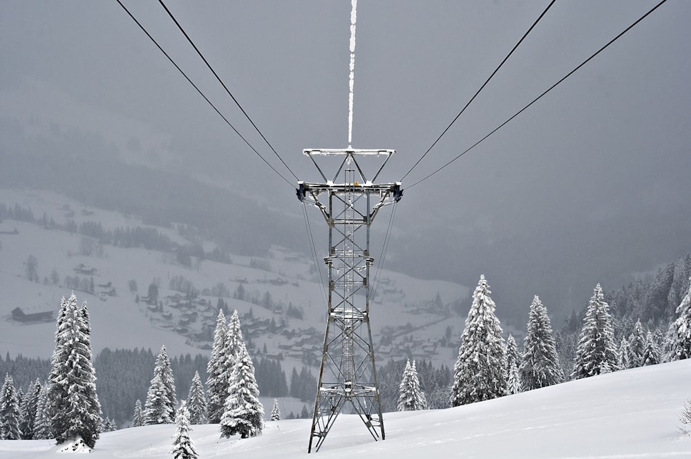 Ligne de transmission en métal noir recouverte de neige