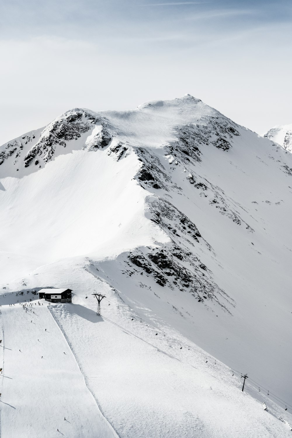 Casa marrom na montanha de neve durante o dia