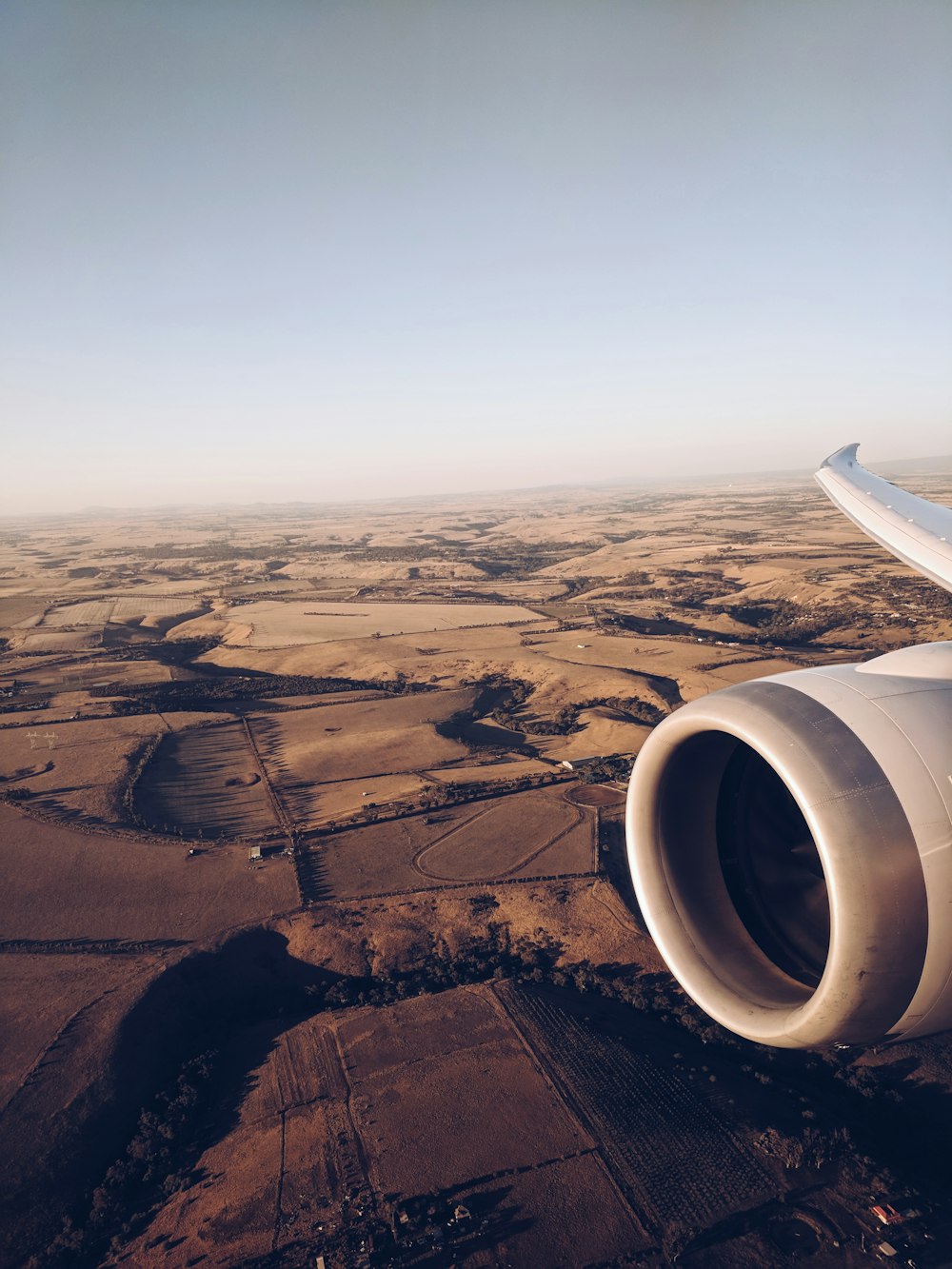 Fotografía aérea de un avión en el aire durante el día