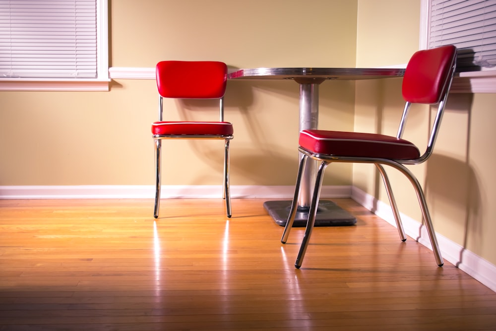 테이블 옆에 빨간색과 회색 의자
