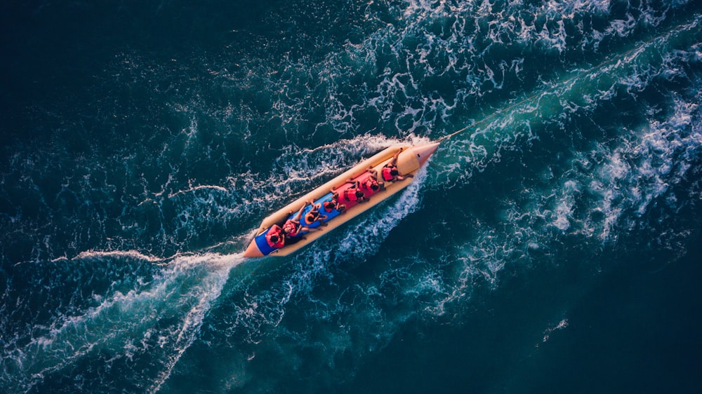 Fotografia vista panorâmica do barco no corpo d'água