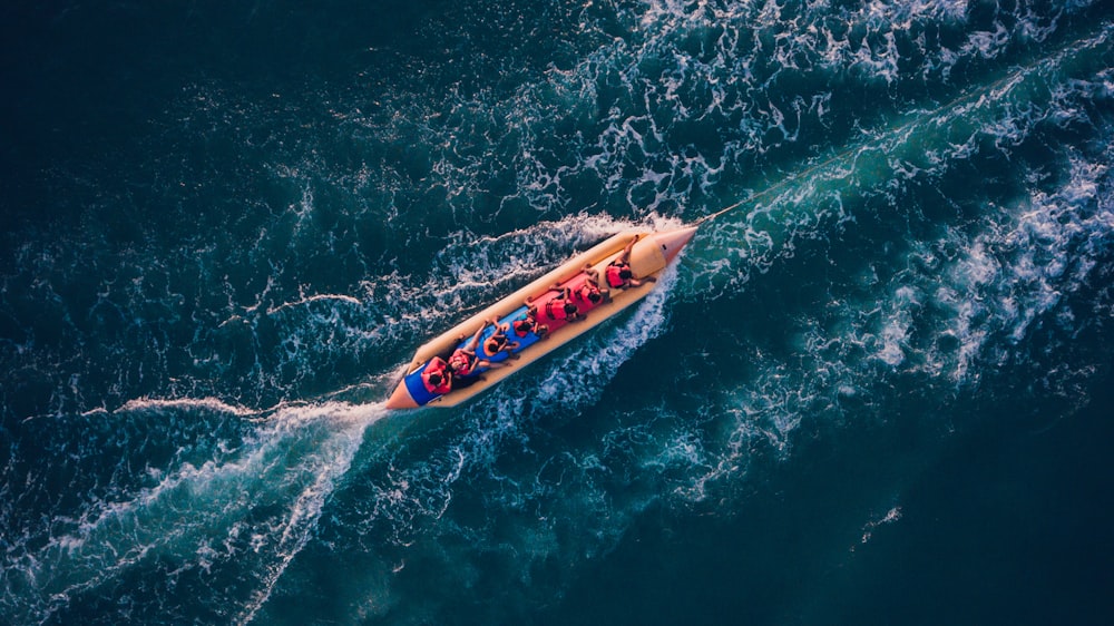 Vue d’ensemble photographie d’un bateau sur un plan d’eau