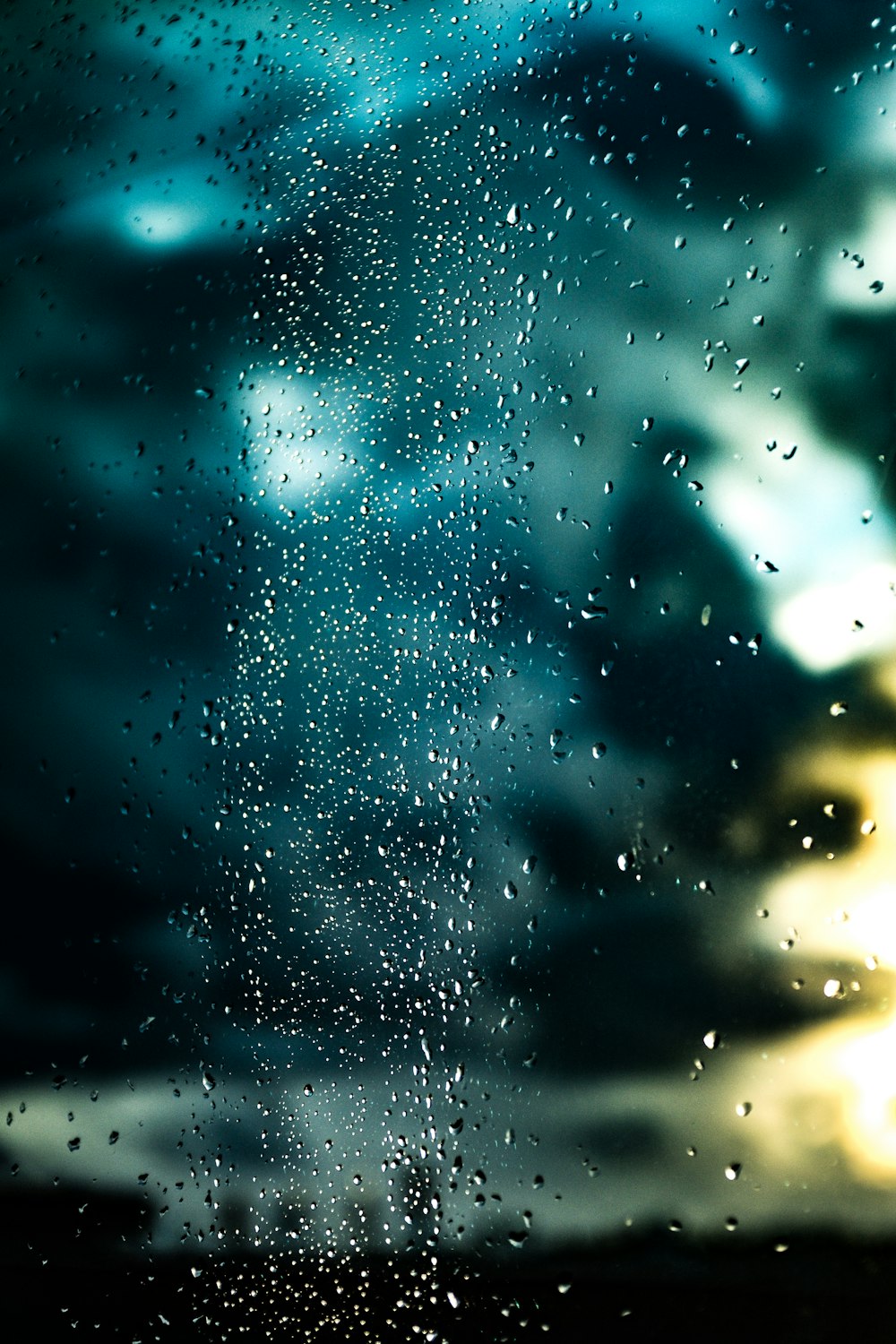 una ventana con gotas de lluvia en el vidrio