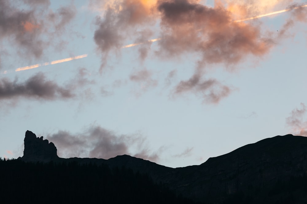 fotografia da silhueta da montanha sob o céu calmo
