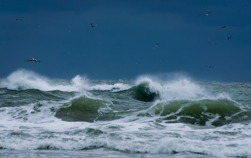 Oceano agitado com ondas enormes a rebentar sob um céu escuro e tempestuoso — a força do Pacífico equatorial durante um evento El Niño de forte intensidade