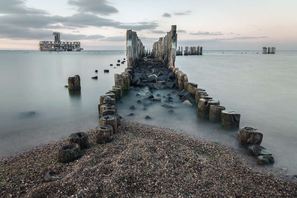 Foto de muelle de hormigón gris