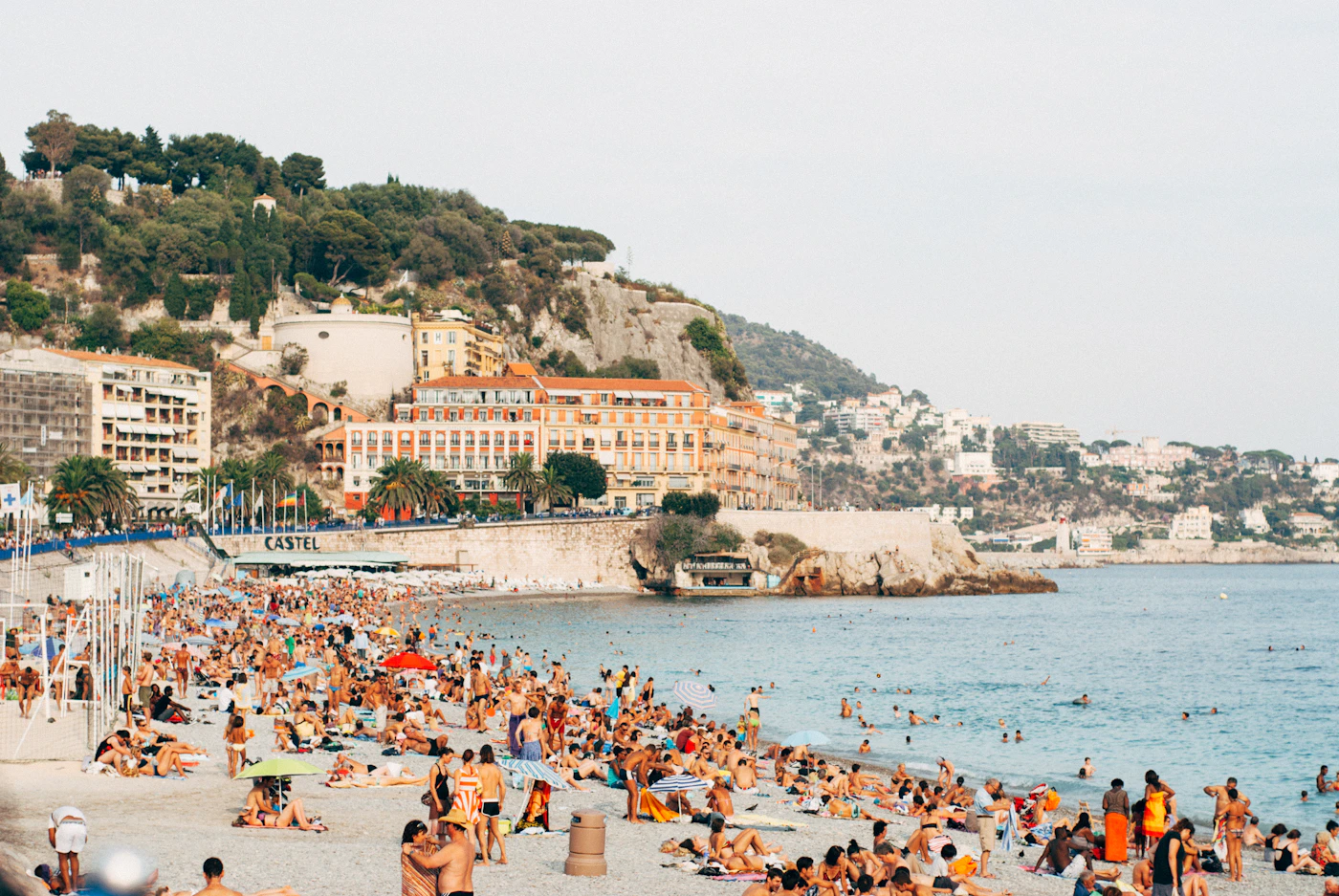 Groupe de voyageurs au bord de la Méditerranée à Nice
