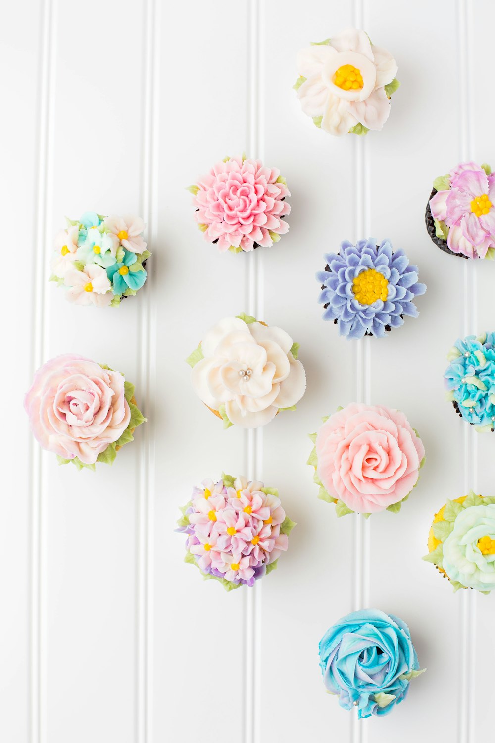 Blumen-Cupcakes auf weißer Oberfläche