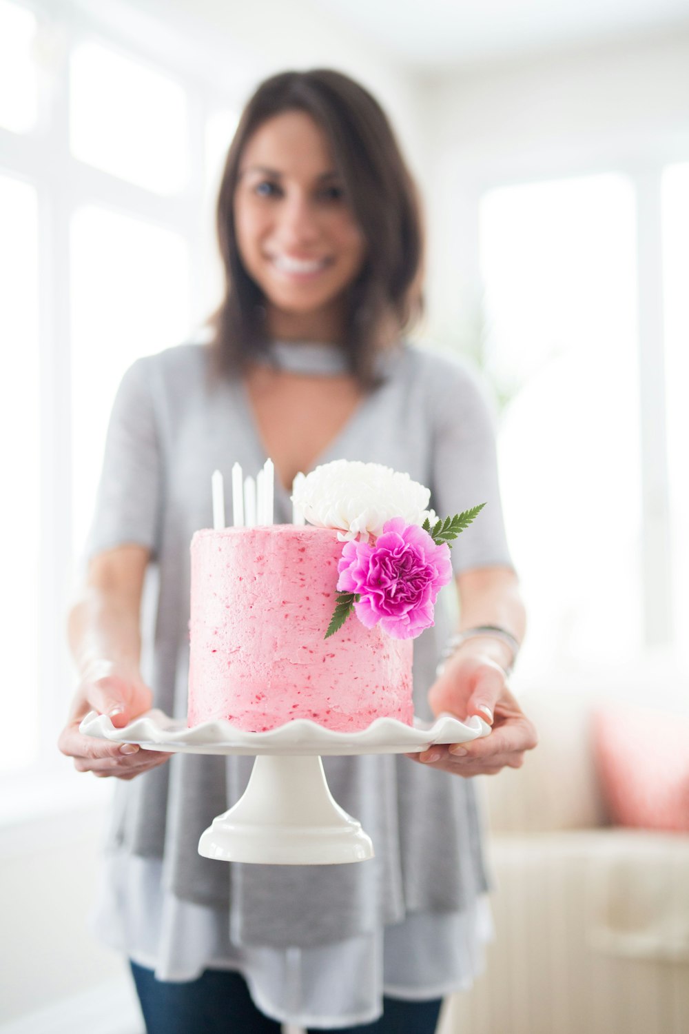 Mujer sosteniendo una capa de pastel con soporte