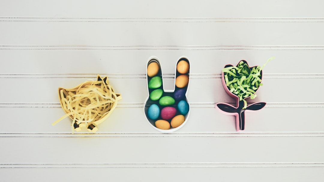 três símbolos da páscoa coloridos feitos de papel