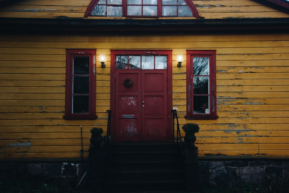 Foto eines braun gestrichenen Hauses