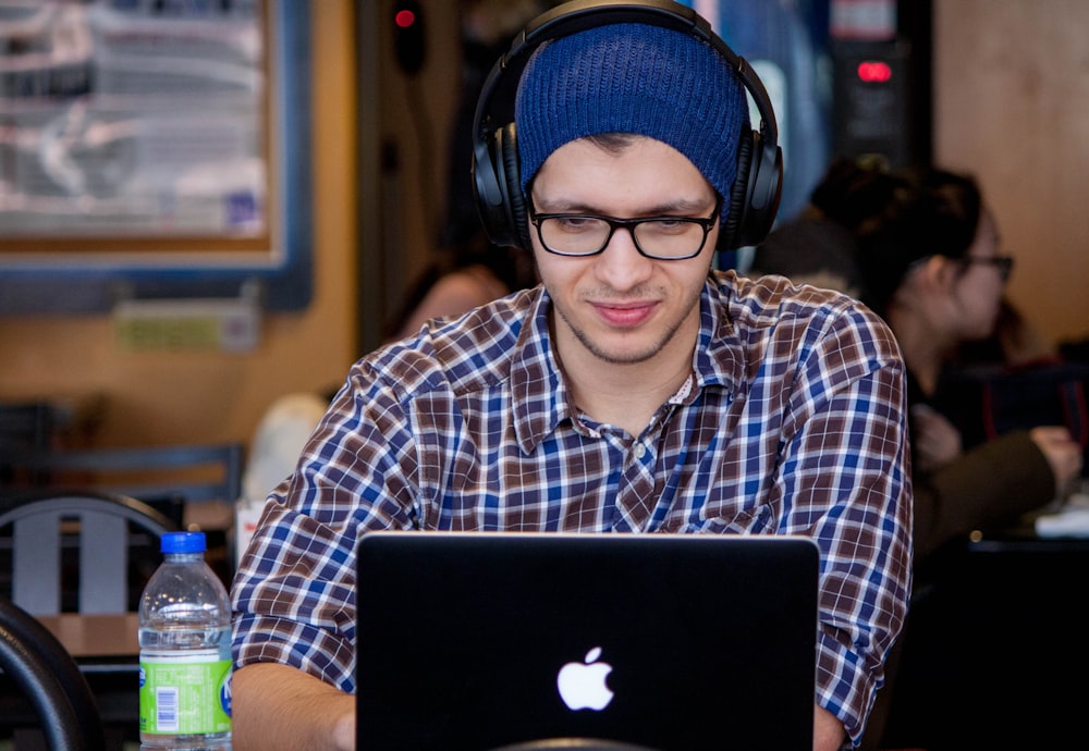 hombre usando MacBook durante el día