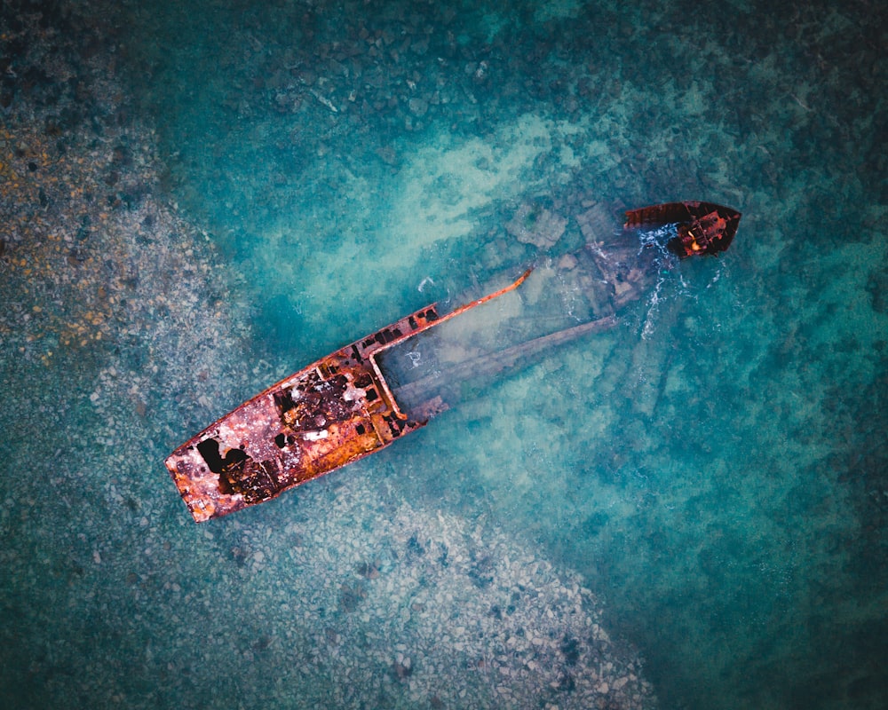 Luftaufnahme eines braunen Schiffes auf einem Gewässer