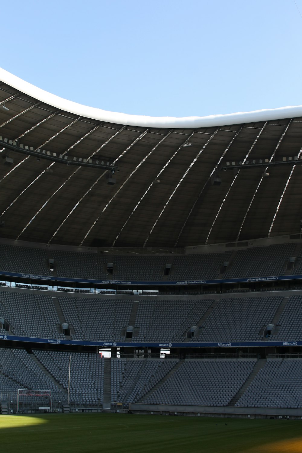 fotografia do estádio de futebol americano durante o dia