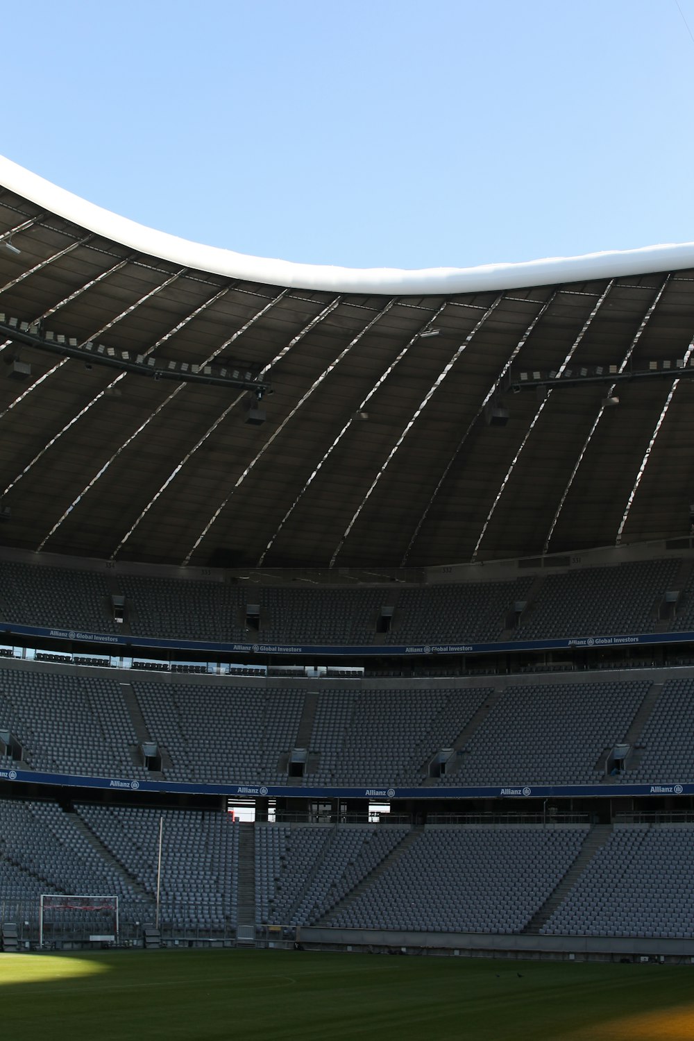 fotografia dello stadio di football americano durante il giorno