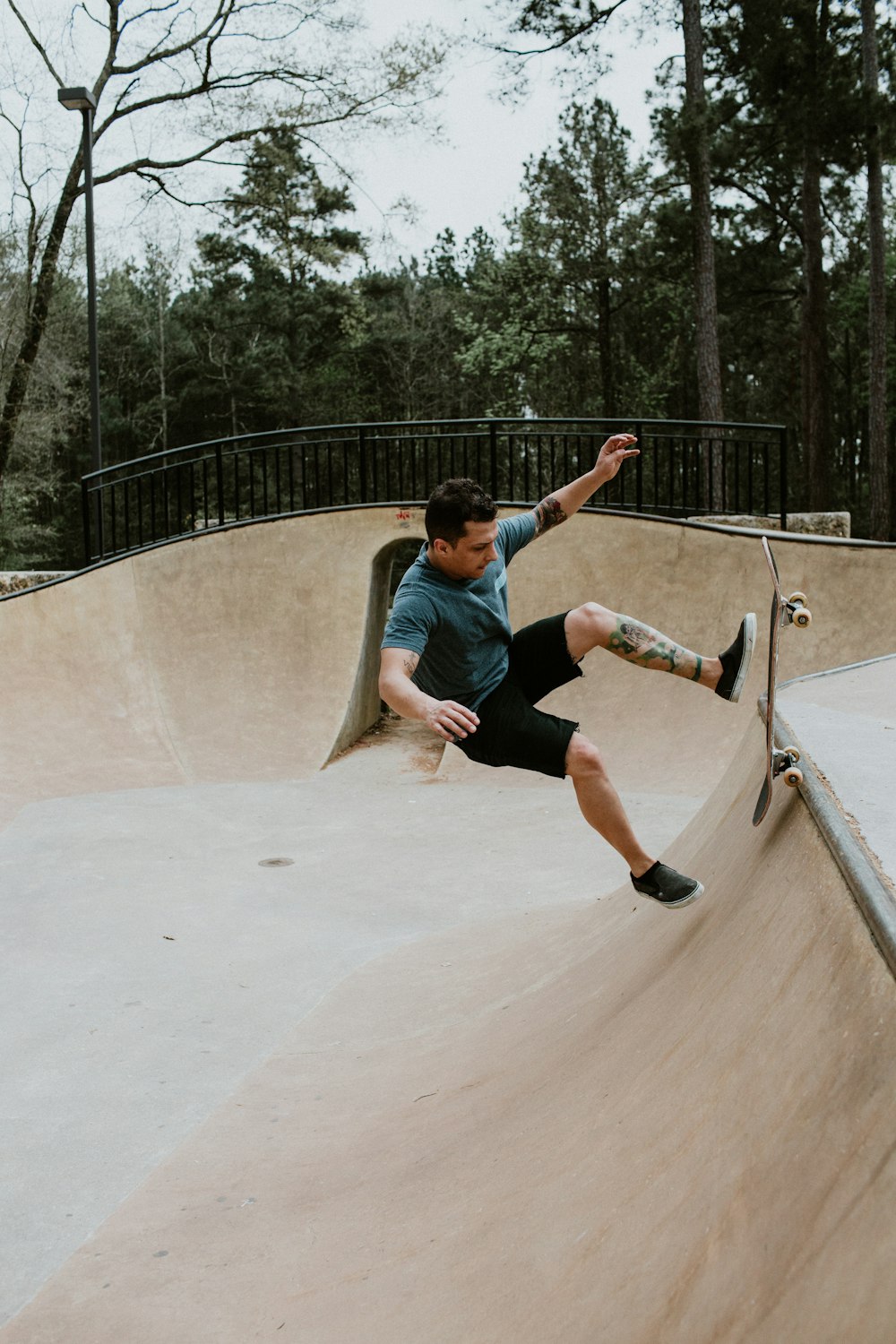 uomo che gioca skateboard sulla rampa dello skateboard