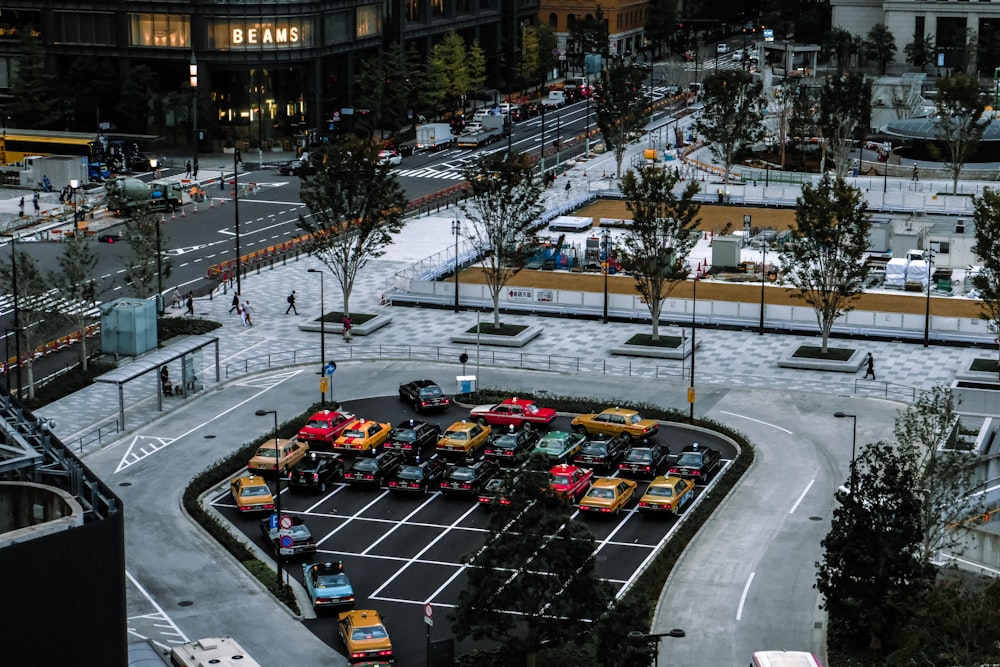 Fotografía aérea de vehículos estacionados en el estacionamiento