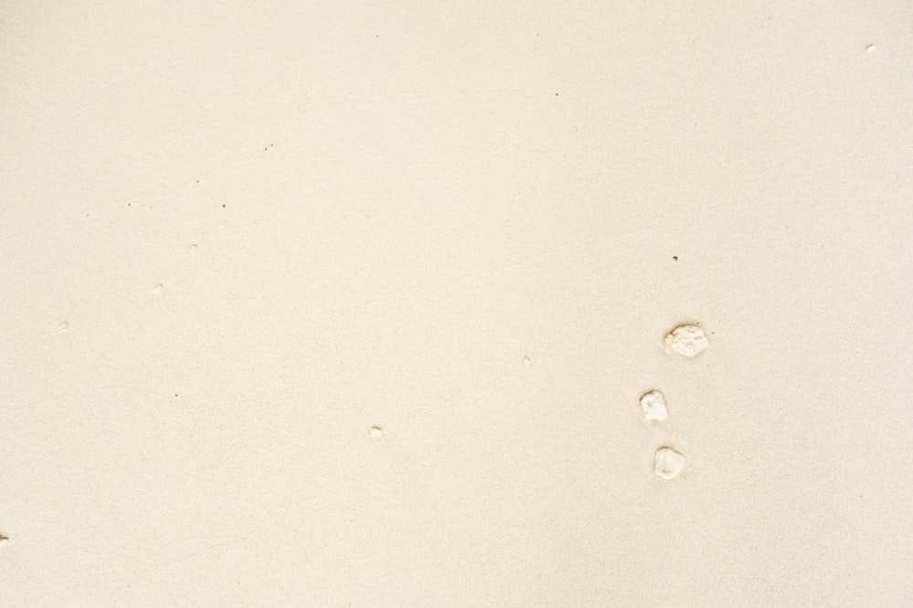 Due impronte nella sabbia di una spiaggia