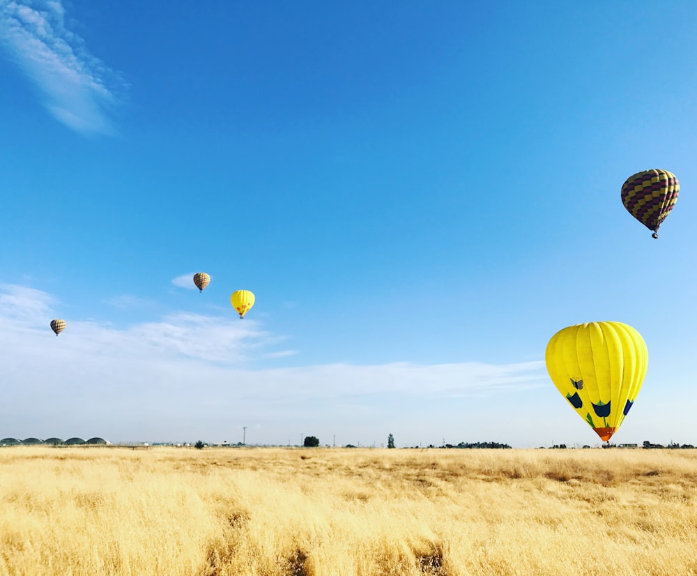 Cuatro globos aerostáticos en vuelo