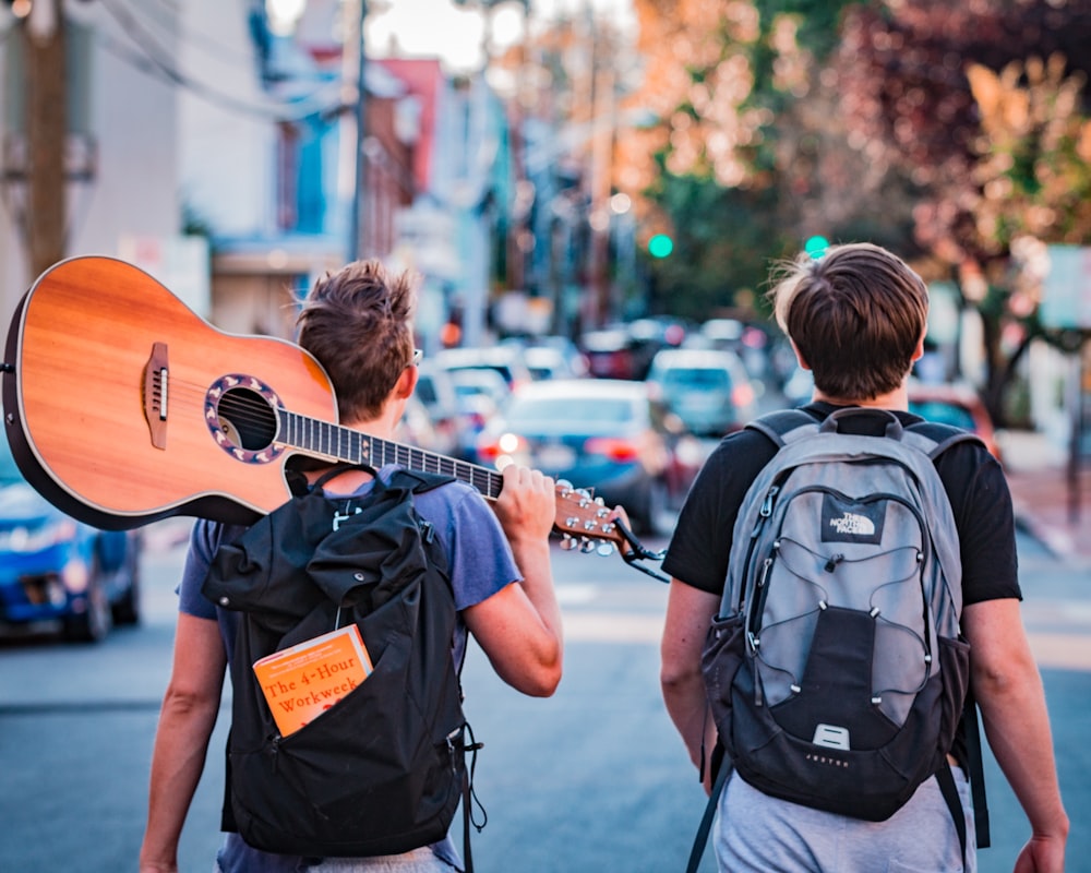 Dos hombres cargando mochilas durante el día