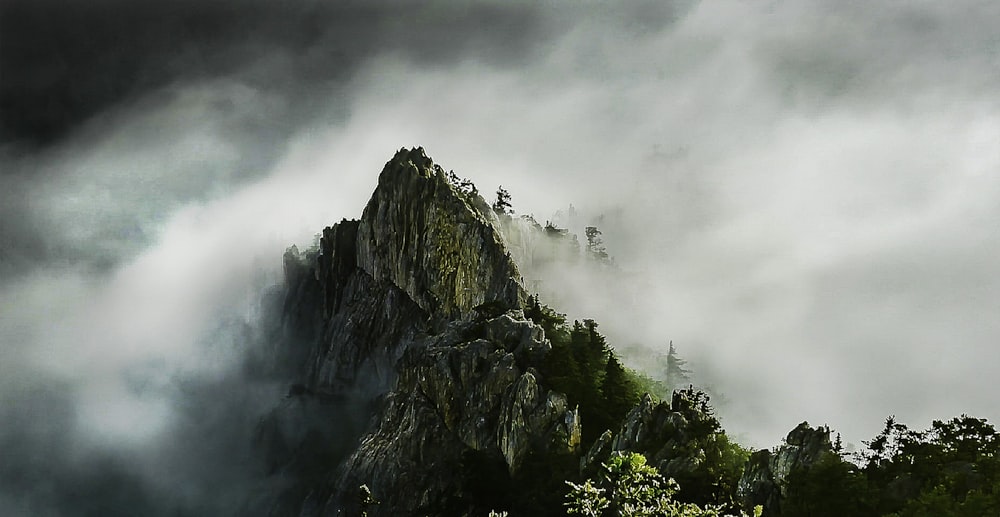 Montagna rocciosa con nebbie durante il giorno