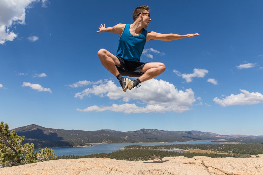 uomo che fa jumpshot durante il giorno