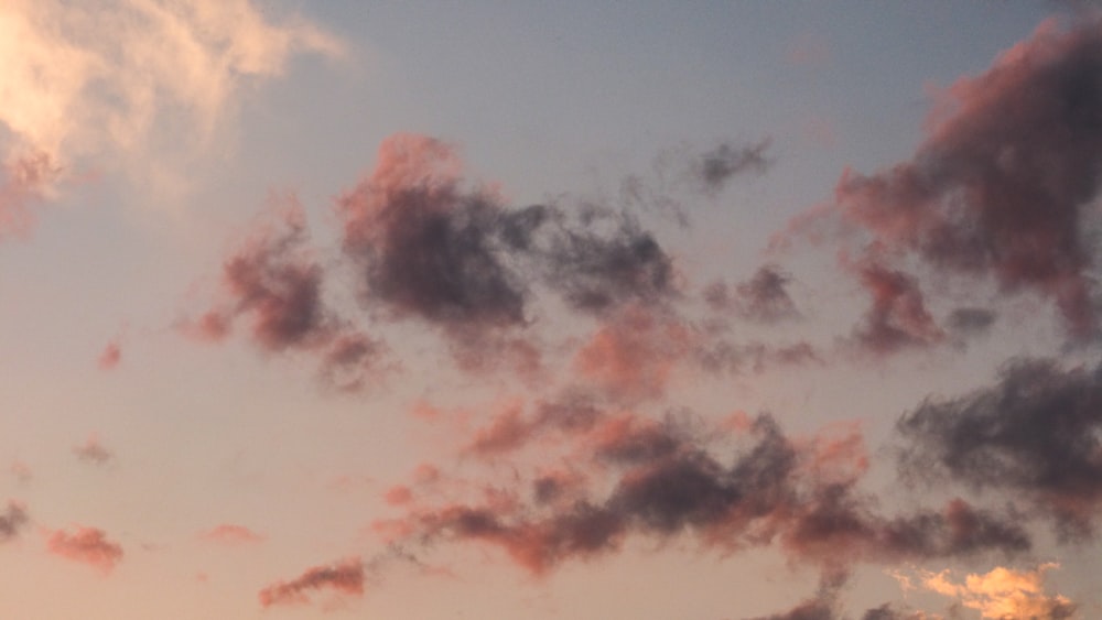 Photo de nuages pendant l’heure dorée