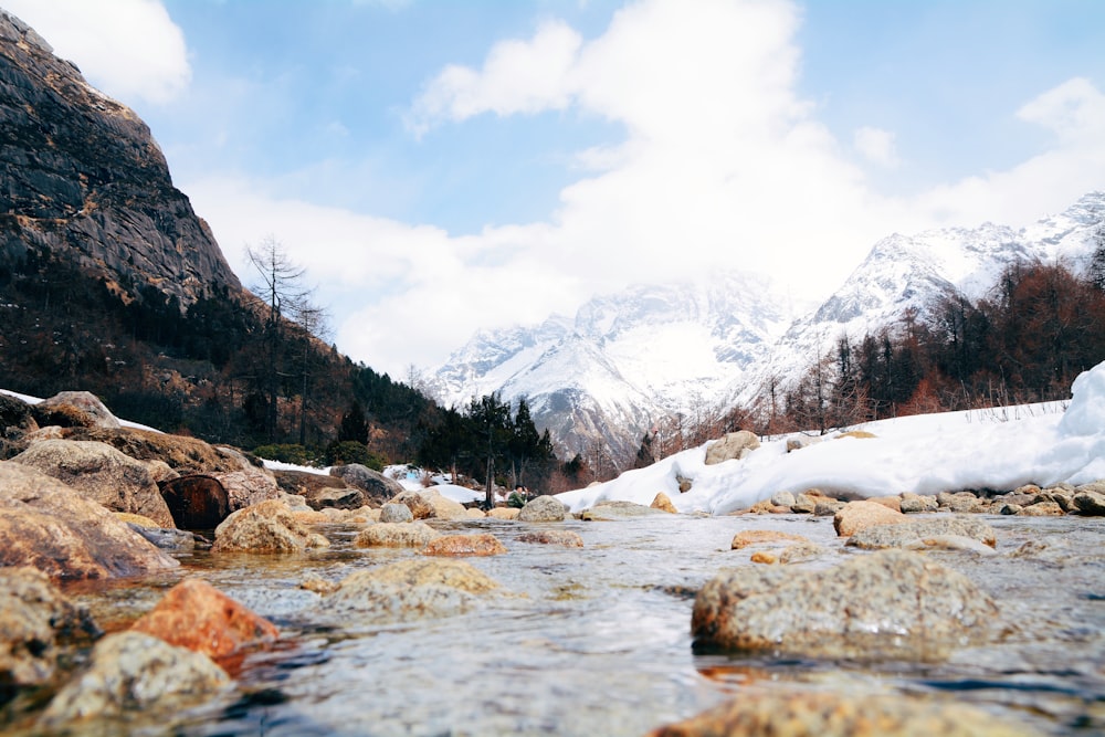 río entre tierras cubiertas de nieve