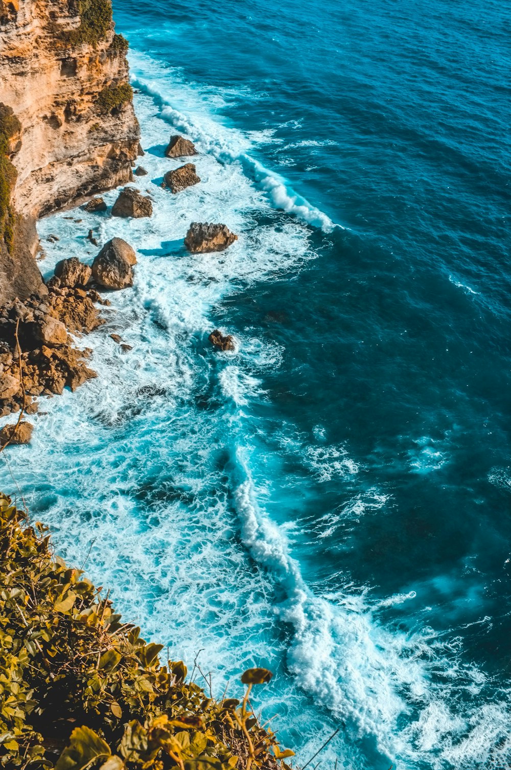 fotografia de paisagem da formação rochosa e corpo d'água