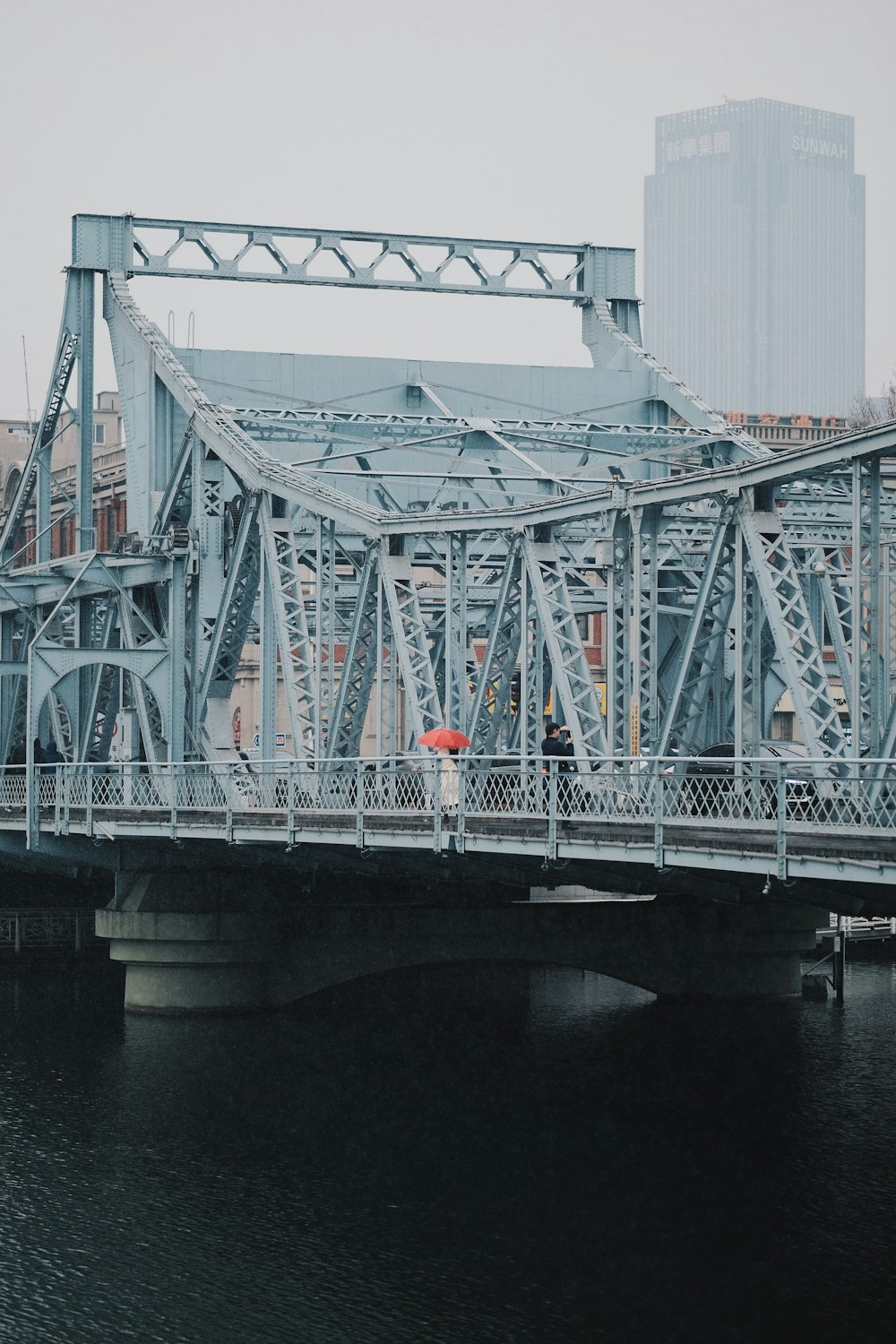 Graue Stahlbrücke unter grauem Himmel