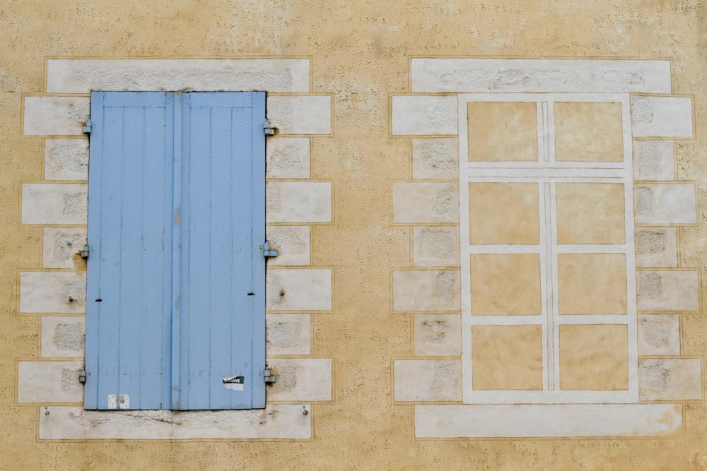 ventana de madera azul con marco blanco montaña en pared marrón