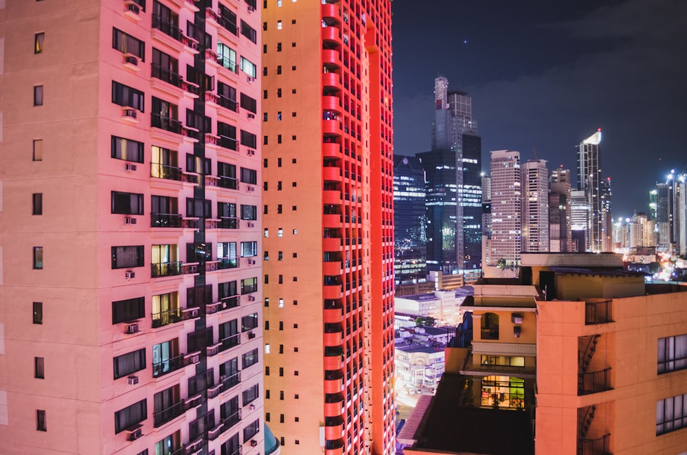 Fotografía aérea de edificios de la ciudad por la noche