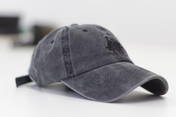 Gorra técnica con protección UV integrada en material reciclado