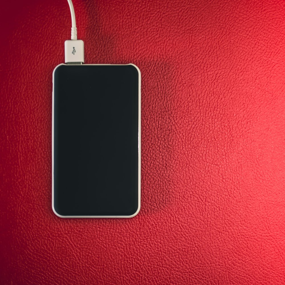 Cabo USB branco conectado no iPhone branco