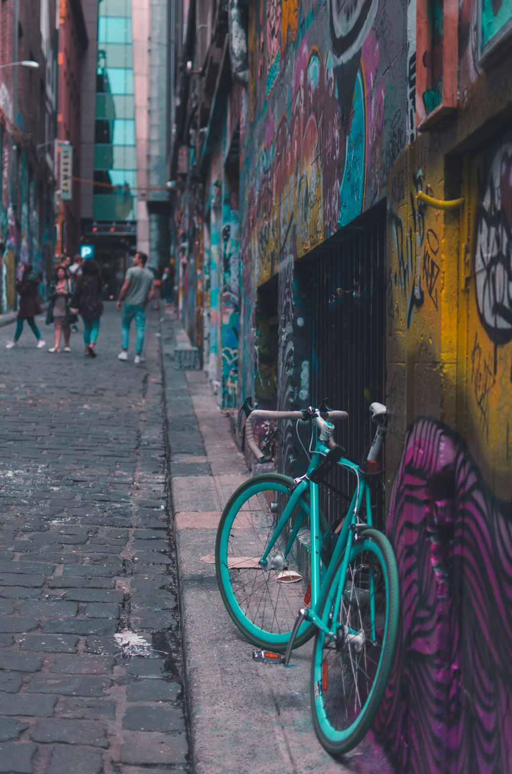 Bicicleta de estrada verde estacionada em Wall Street