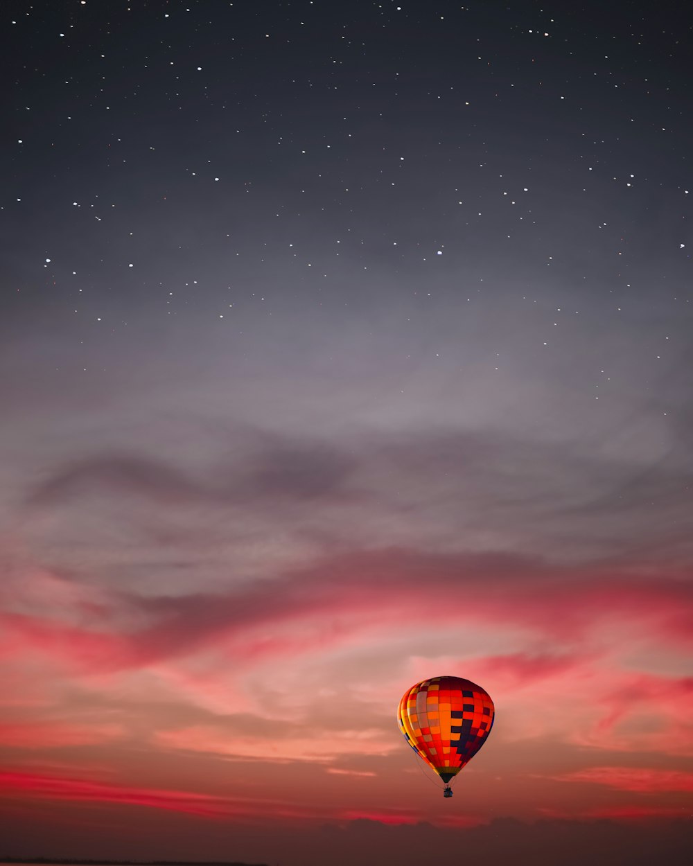 Fliegender mehrfarbiger Heißluftballon