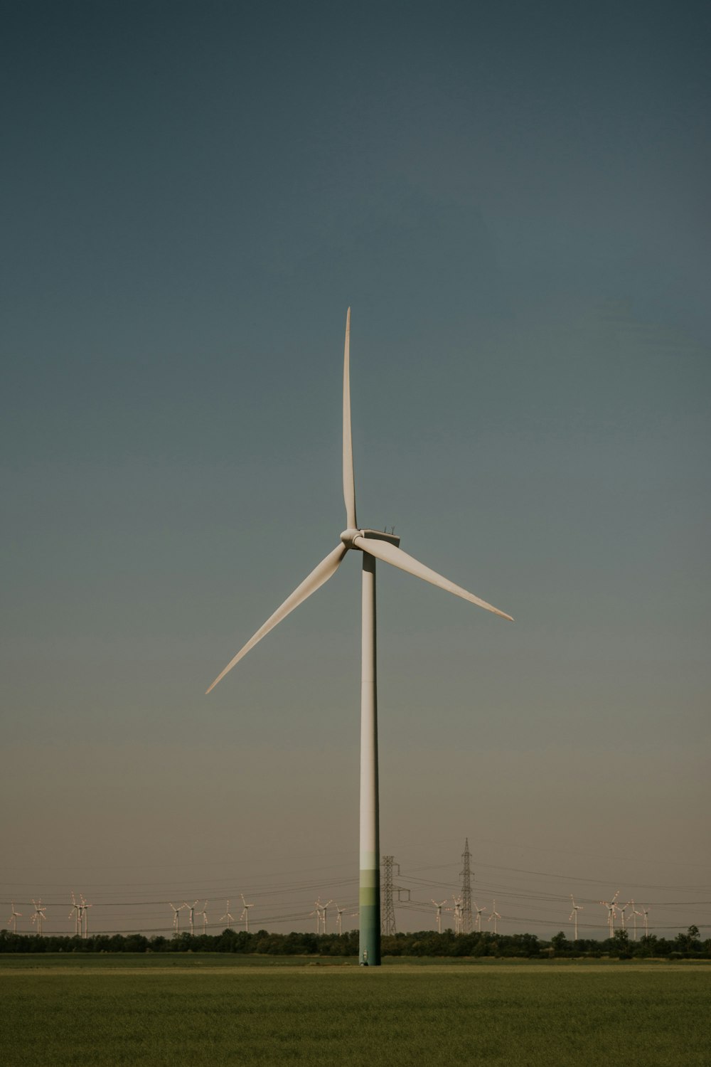 Foto de una turbina eólica blanca
