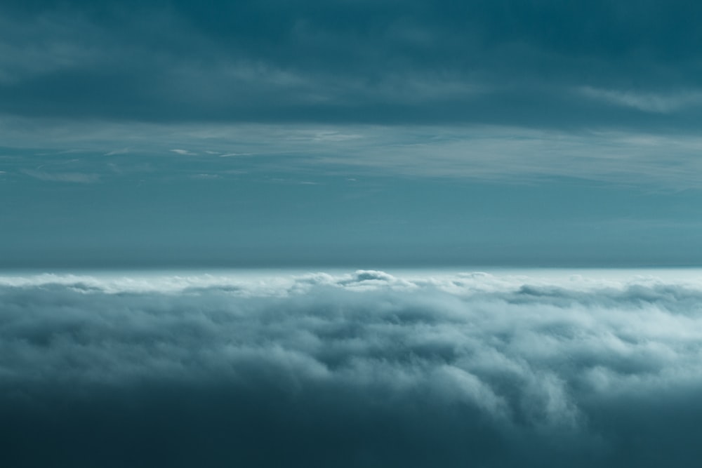 nuvole bianche sotto il cielo verde acqua