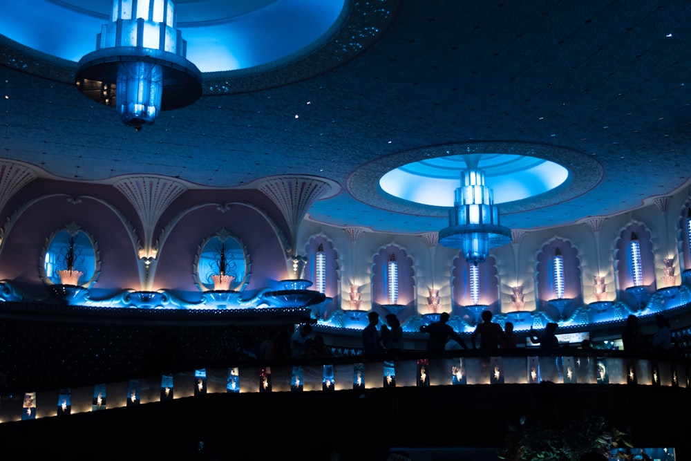 Hall iluminado com grandes luminárias montadas no teto