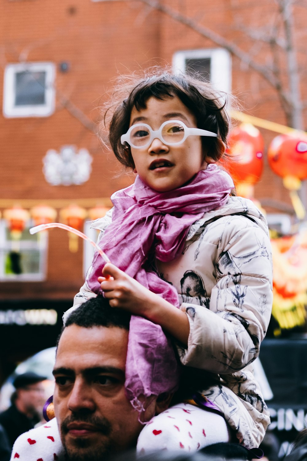 hombre que lleva a la niña al hombro durante el día