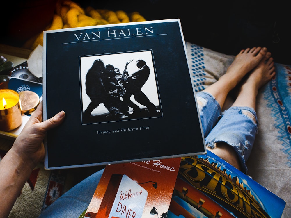 persona sosteniendo la funda de vinilo de Van Halen